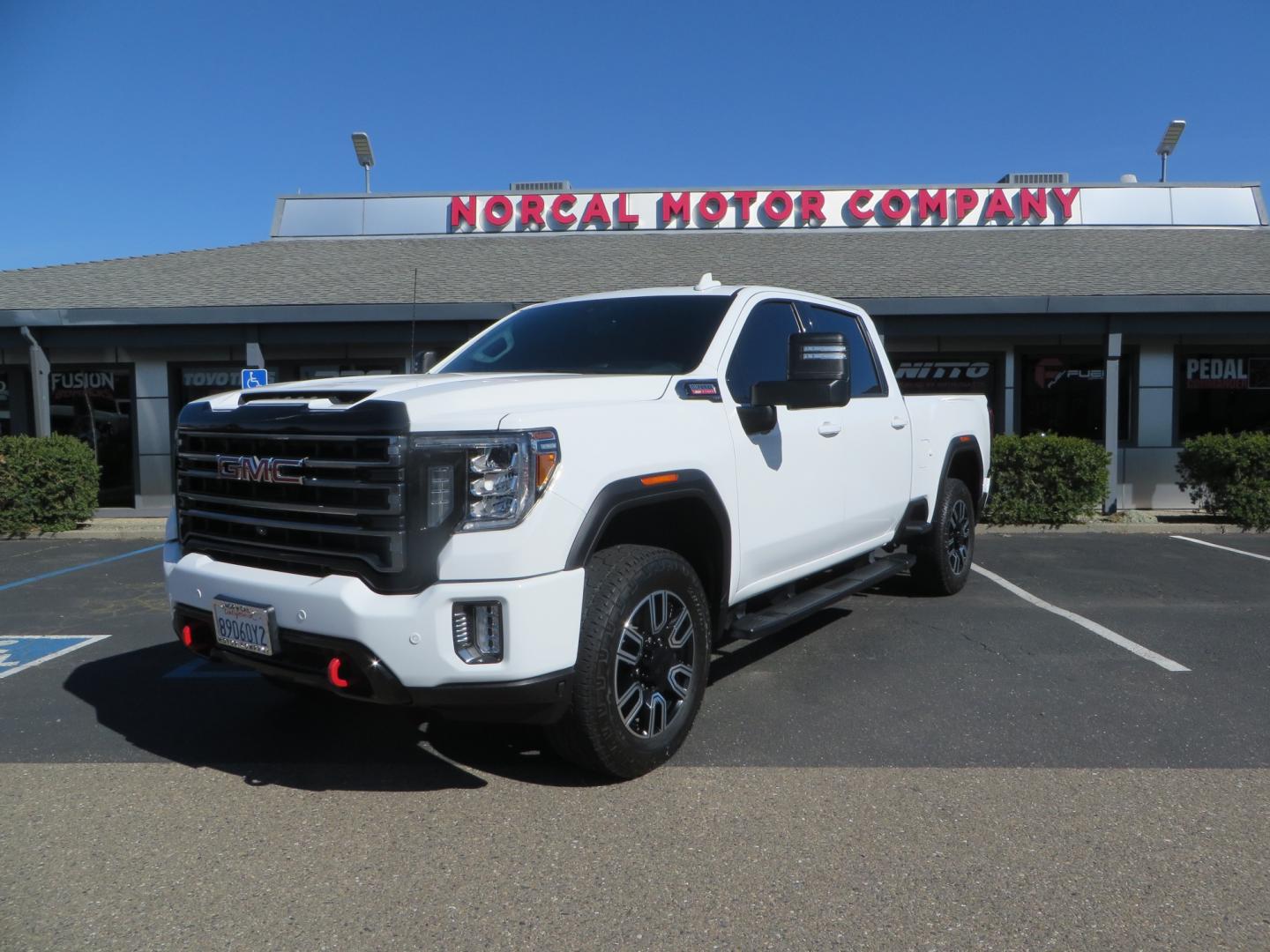 2020 White /BLACK GMC Sierra 2500HD AT4 Crew Cab Short Box 4WD (1GT49PEY9LF) with an 6.6L V8 OHV 16 DIESEL engine, 6A transmission, located at 2630 Grass Valley Highway, Auburn, CA, 95603, (530) 508-5100, 38.937893, -121.095482 - Photo#0